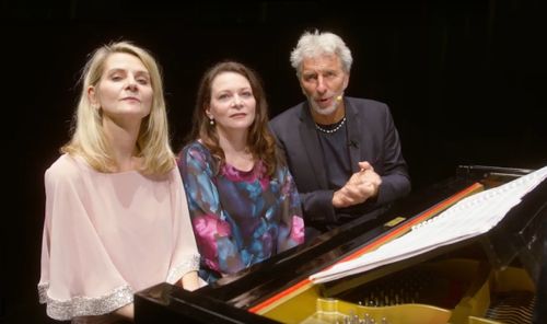 Screenshot mit Rufus Beck und den Geschwistern Walachowski am Klavier.