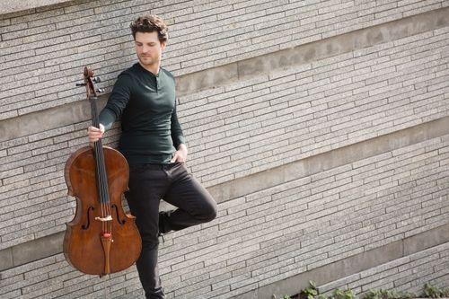 Wedeler Musiktage: Gabriel Schwabe lehnt sich an eine Wand und hält sein Cello in der rechten Hand. 
Foto: Studio Monbijou © Gabriel Schwabe 2024