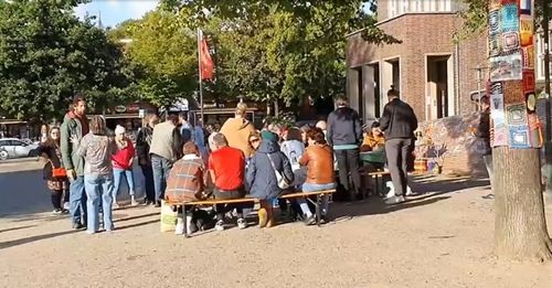 Screenshot aus dem Wedel TV-Beitrag zum Bunten Dinner auf dem Rathausplatz im letzten Jahr.