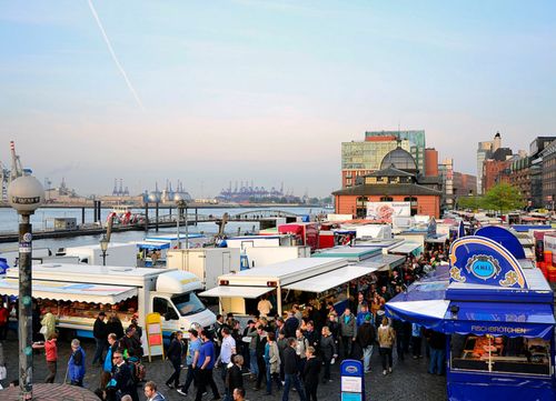 Der frühe Radler fängt den Fisch. Hamburger Fischmarkt am frühen morgen.
© Wikimedia - Frank Schwichtenberg